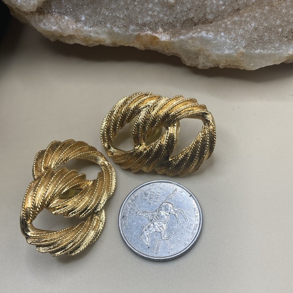 Napier Goldtone chain link earring and necklace set. - Picture 3 of 7